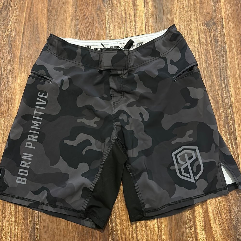 Born primitive men’s defender shorts. Size 32.